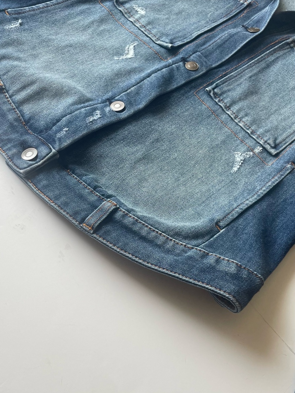 Evereve Jean Denim Buckle Distressed Jacket Size L - Picture 9 of 14